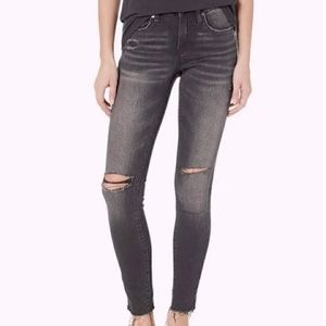 [BLANKNYC] The Bond Mid-Rise Distressed Skinny Jean